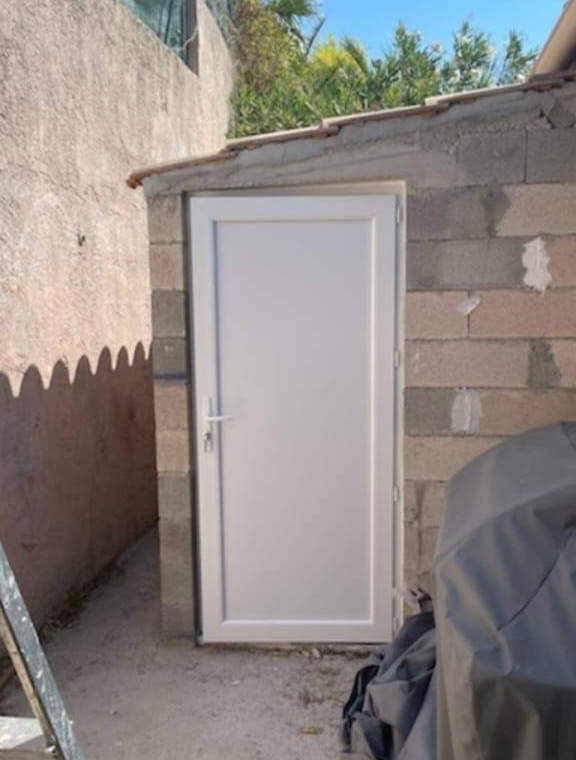 Installation de volets battants en aluminium avec large choix de couleurs et finitions pour une façade élégante à Carry-le-Rouet 13 sur la Côte Bleue