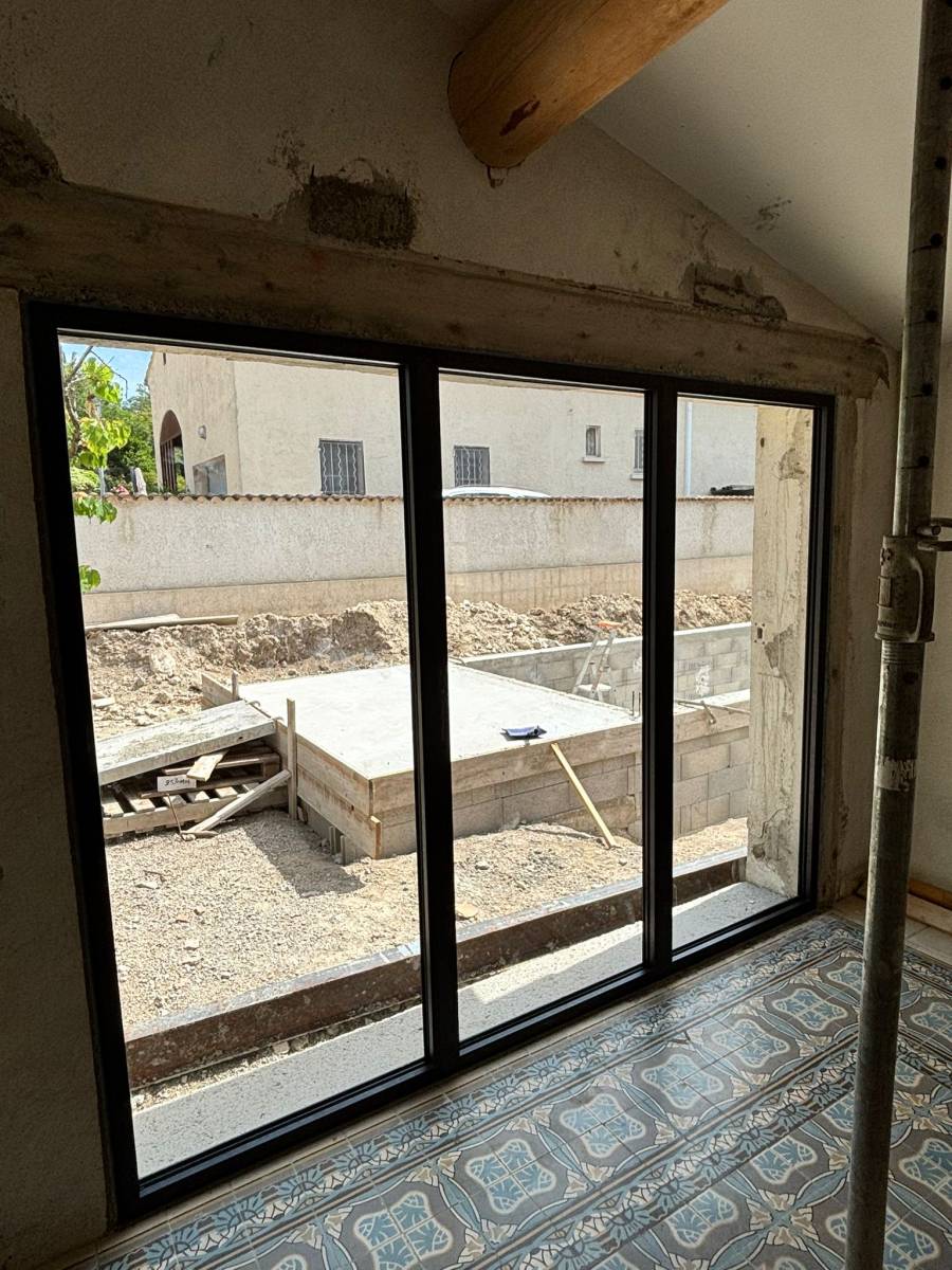 Prix d’une installation de fenêtres double vitrage en rénovation avec menuiserie aluminium ou PVC à Rognac 13 dans les Bouches-du-Rhône