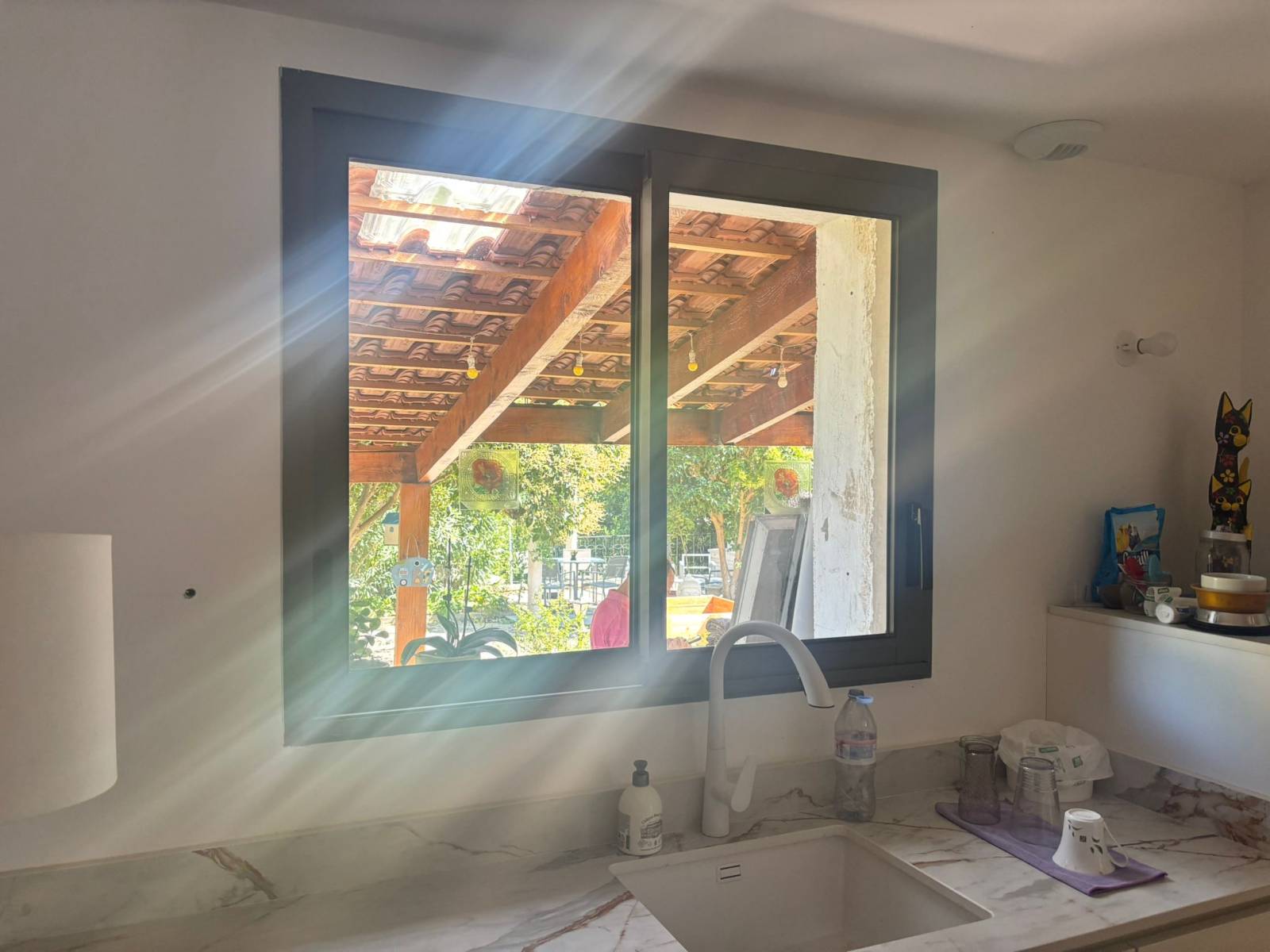 Entreprise spécialisée dans la pose de volets battants en aluminium sur mesure avec finitions personnalisées à Carry-le-Rouet 13 sur la Côte Bleue