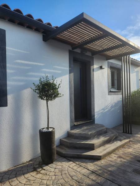 Installation d’une porte d’entrée en aluminium RAL 2100 noir sablé à Rognac proche de Velaux