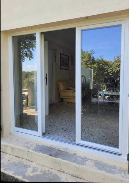 Installation d’une baie vitrée en PVC blanc avec double vitrage à La Fare-les-Oliviers