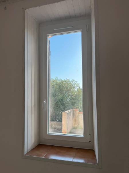 Pose de fenêtre PVC oscillo-battant à Ventabren : Rénovation et Confort