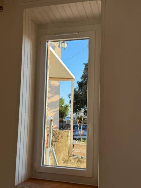 Pose de fenêtre PVC oscillo-battant à Ventabren : Rénovation et Confort