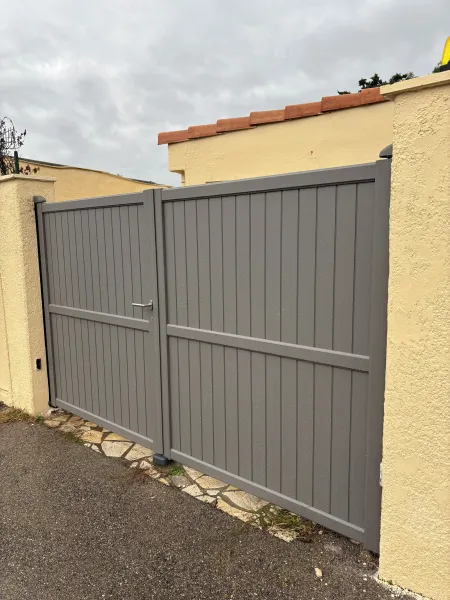 Mise en place d’un portail en aluminium gris quartz plein à Vitrolles 13127 proche de Marignane