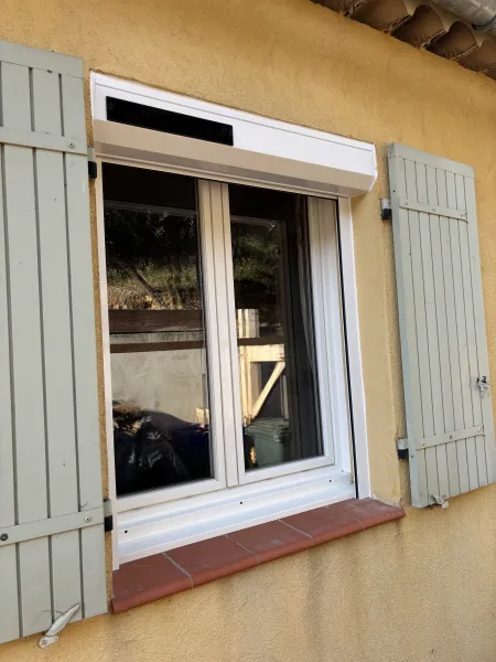 Fourniture et installation de volets roulants solaires à Rognac à proximité de Vitrolles