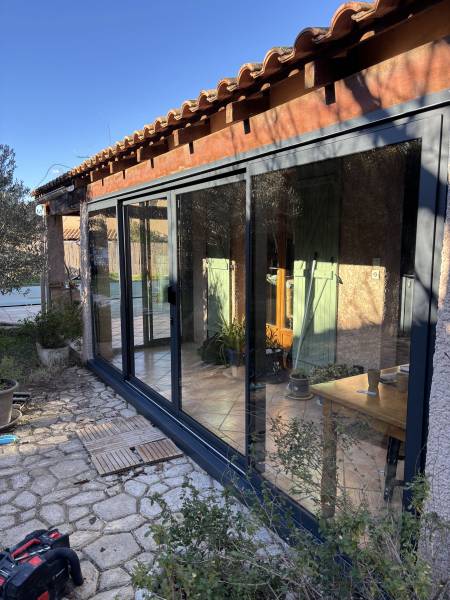 Fourniture et installation d’une baie vitrée en aluminium RAL 7016 à Saint-Victoret 13730