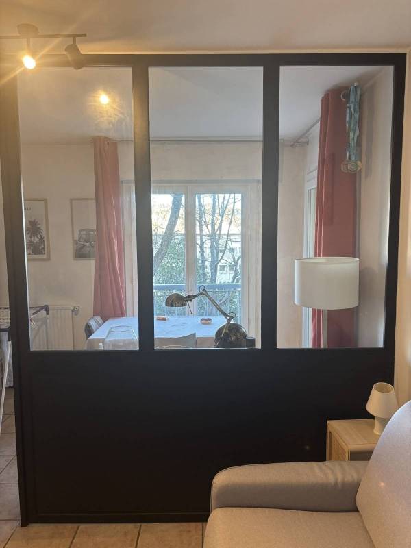 Verrière en aluminium noir sablé RAL 9005 posée par KCM Menuiserie à Aix-en-Provence, séparant le salon et la salle à manger tout en maximisant la lumière naturelle et l'esthétique industrielle