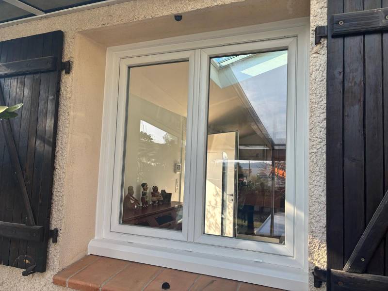fenêtre en PVC blanc double vitrage insonorisation et sécurité renforcée Velaux