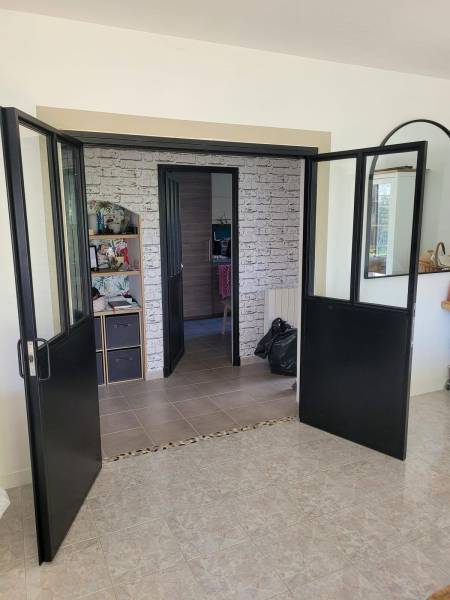 fabrication et installation d'une porte en acier avec verrière à Velaux dans les bouches du Rhone