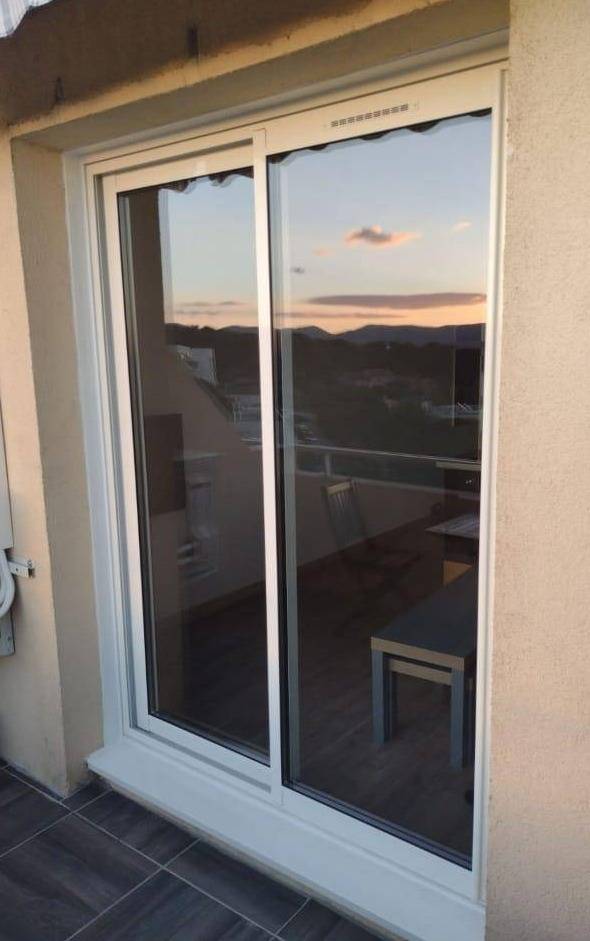 Baie vitrée en aluminium blanc à La Ciotat : Installation moderne et lumineuse par KCM Menuiserie pour un confort optimal.