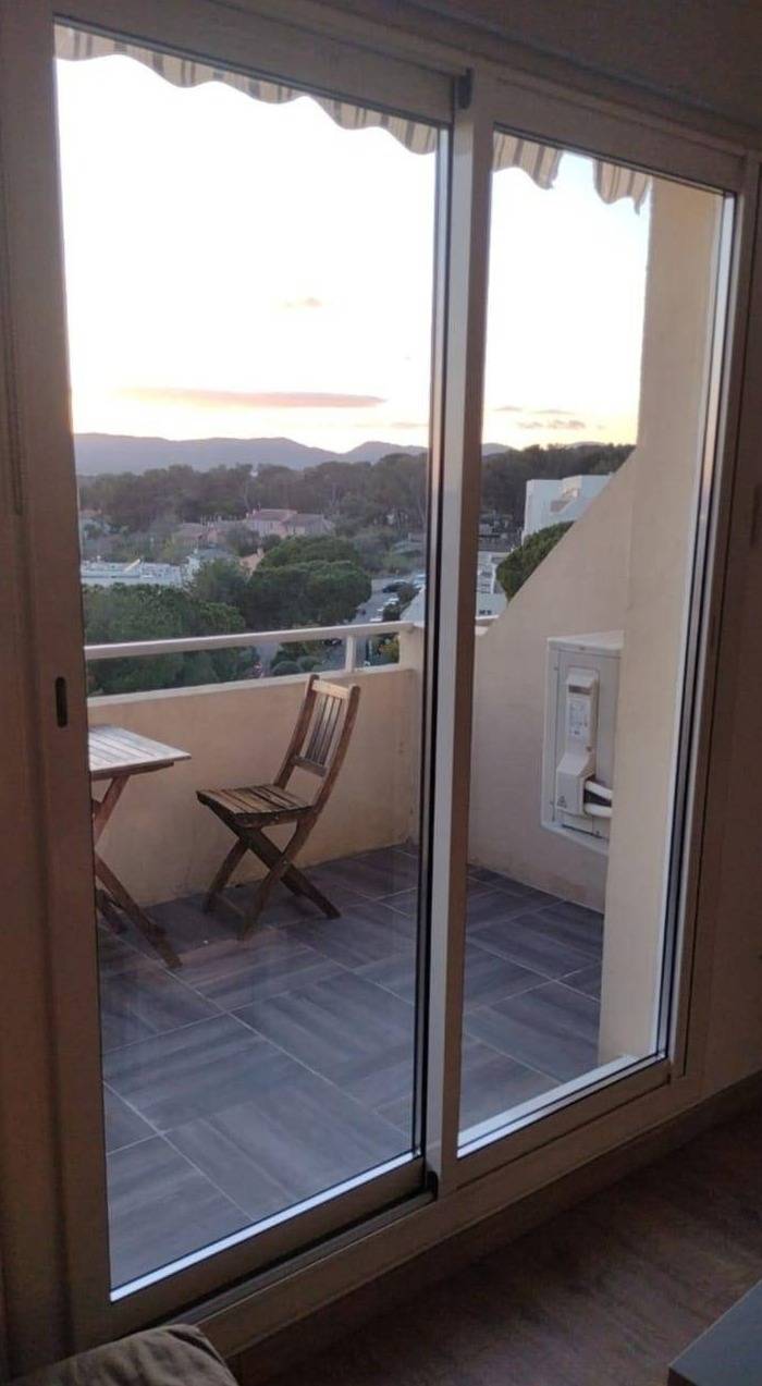 Pose de baie vitrée sur mesure à La Ciotat : Une menuiserie esthétique et performante pour un intérieur baigné de lumière.