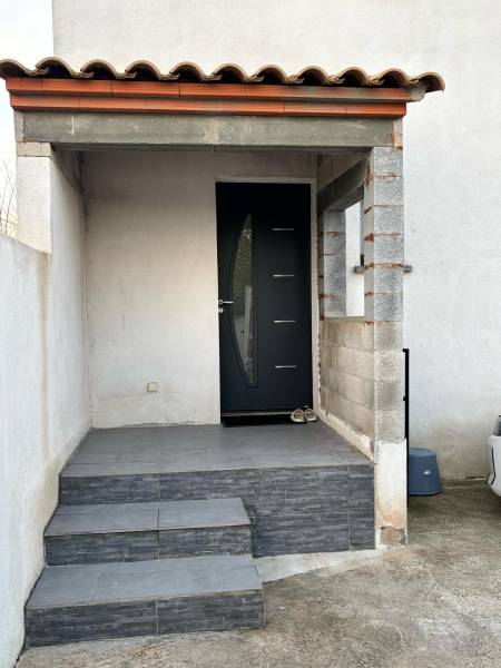 avant l'installation d'un châssis fixe et d'une porte fenêtre en PVC gris anthracite RAL 7016 à Miramas