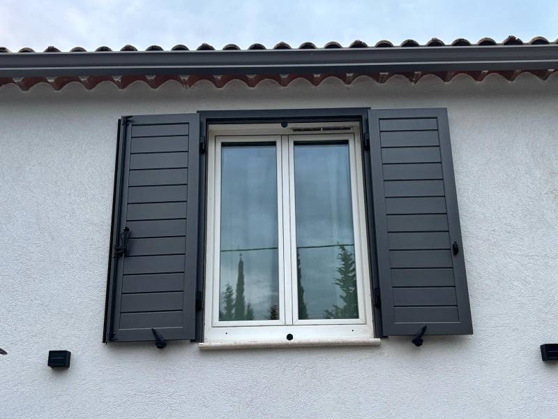 volets battants gris aluminium extrudés aux Pennes Mirabeau