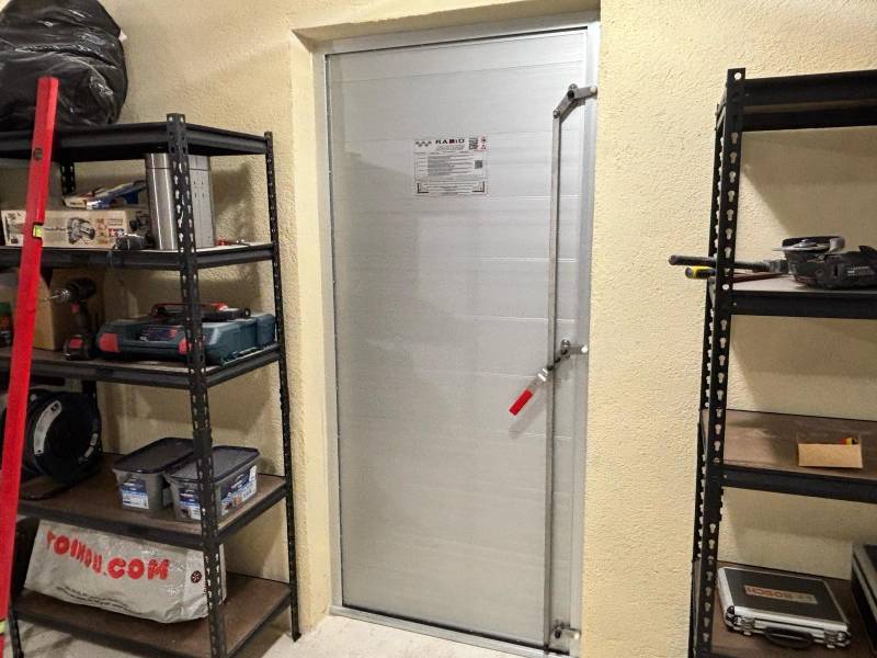 installation porte anti inondation en alu extrudé à Meyreuil à proximité d'Aix en Provence