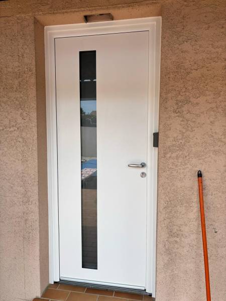 mise en place porte d'entrée en aluminium blanc à la fare les Oliviers