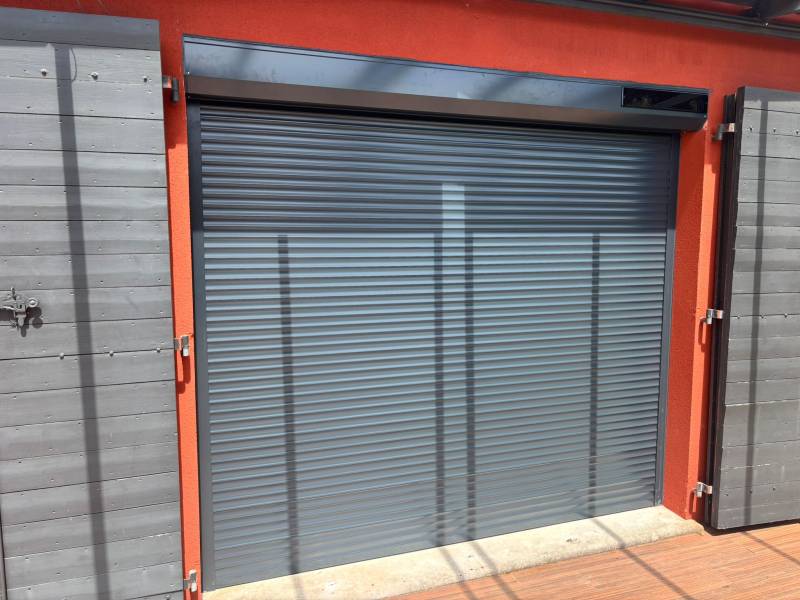 volet roulant solaire gris anthracite pour baie vitrée à salon de provence
