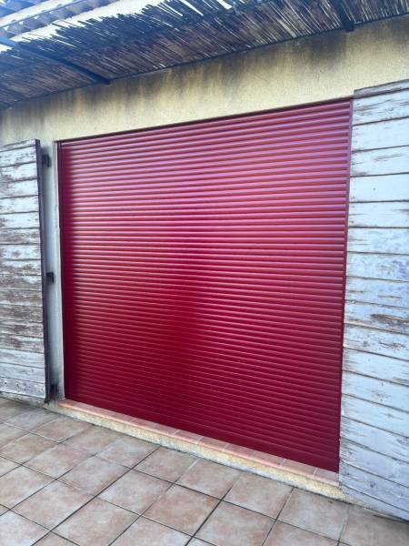 volet roulet sur mesure de couleur rouge, coffre intégré dans le mur Lambesc