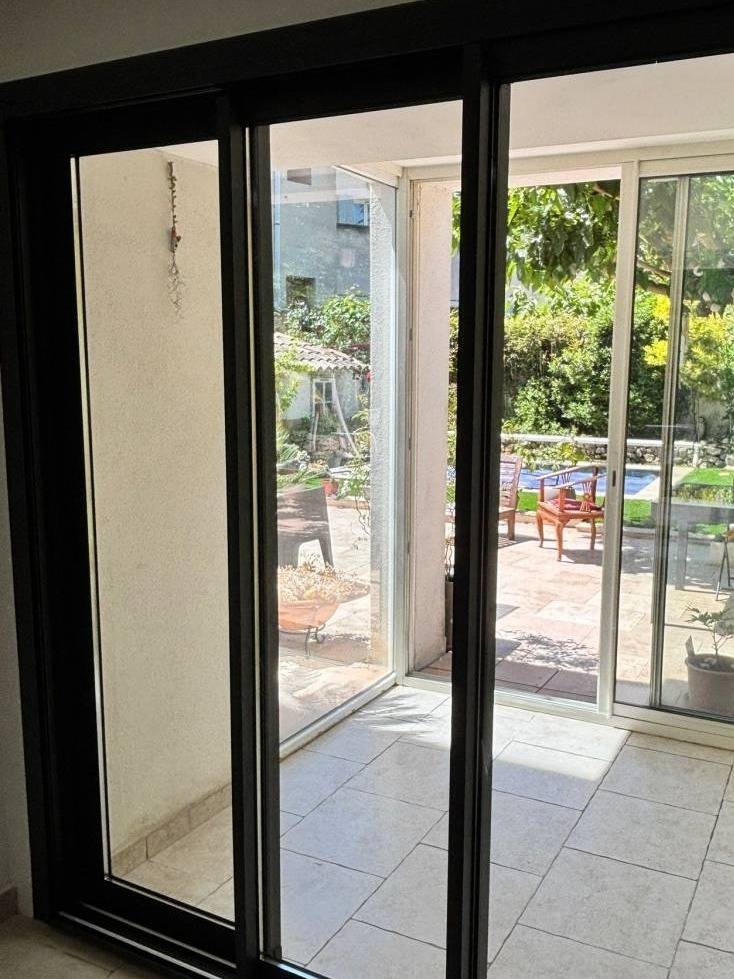 pose baie vitrée aluminium 3 vantaux à Eguilles