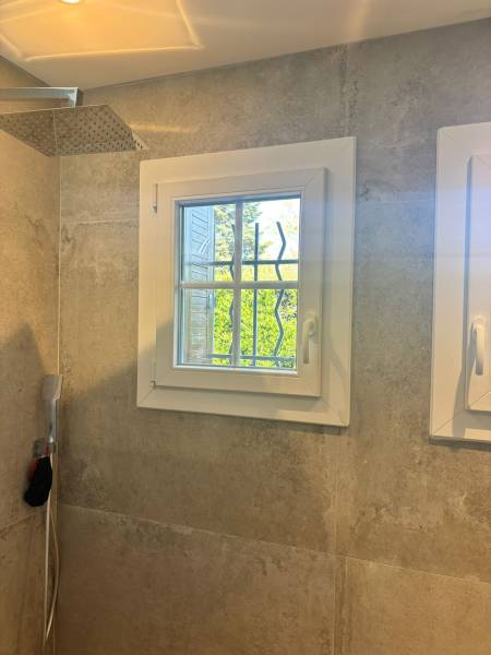 Fenêtre PVC blanche oscillo-battante avec petits bois incorporés, posée en rénovation à Plan d’Orgon – KCM Menuiserie