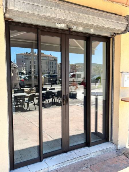 Baie vitrée avec seuil PMR à Saint-Cannat : accessibilité et design réunis avec KCM Menuiserie