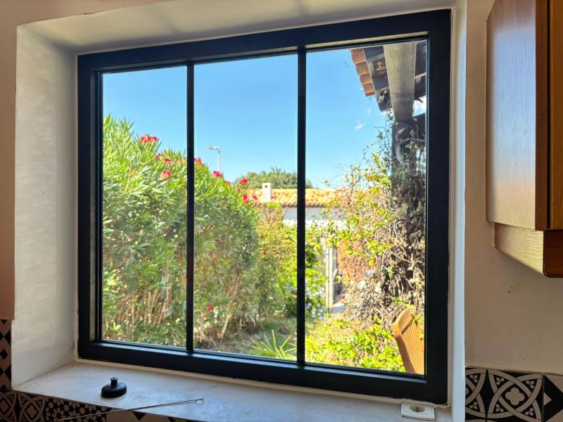 Fenêtre fixe vitrée effet verrière RAL 2100 noir sable à Salon-de-Provence