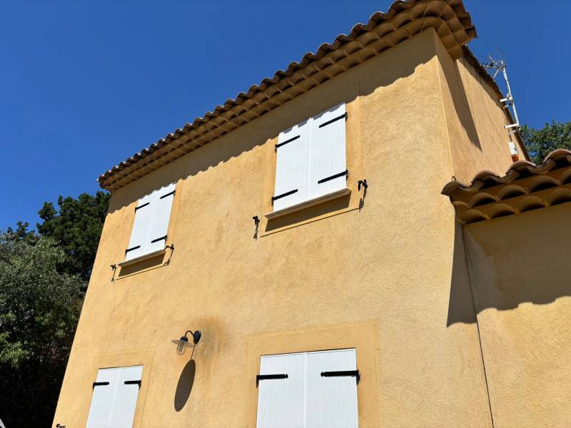 pose de volets battants en aluminium blancs à Berre l'Etang