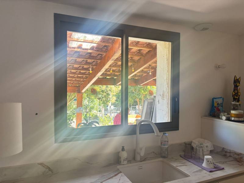 fenetre coulissante en alu gris foncé saint cannat 