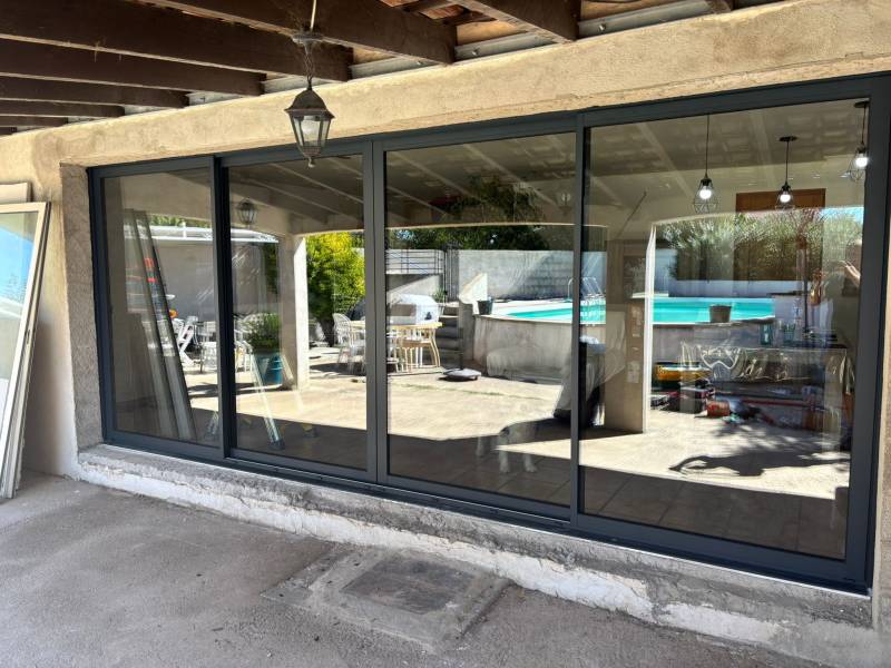 baie vitrée coulissante 4 vantaux en aluminium RAL 7016 à La Fare-les-Oliviers