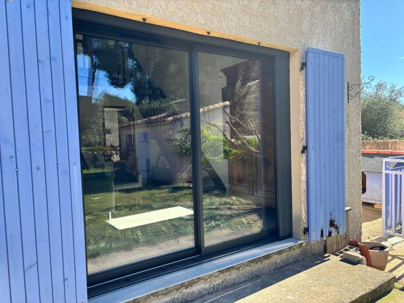 installation baie vitrée coulissante noire Rognac dans les Bouches du Rhone