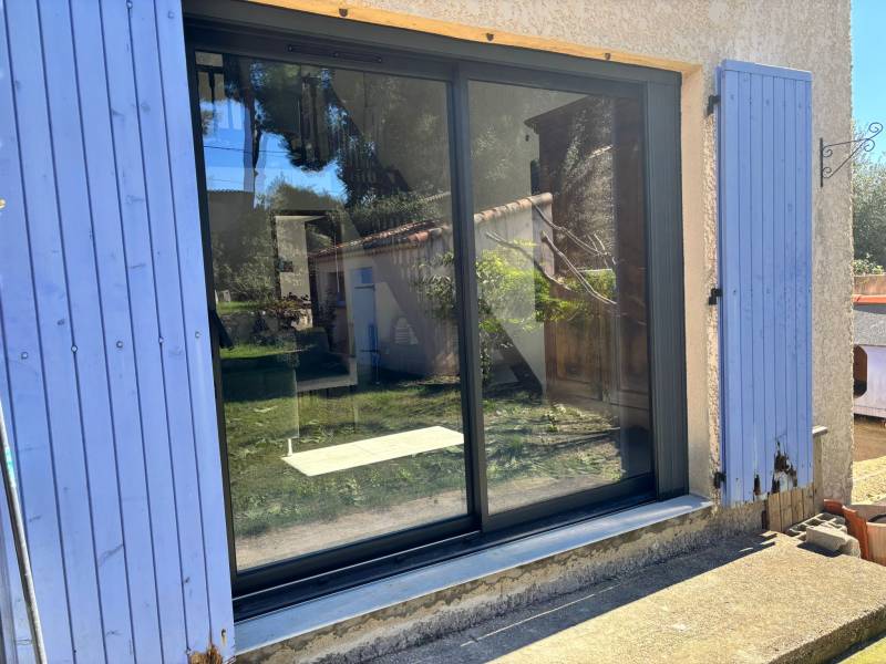 baie vitrée alu noire Rognac dans les Bouches du Rhône