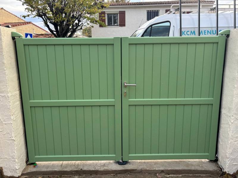 portail en aluminium vert sur mesure Saint Martin de Crau