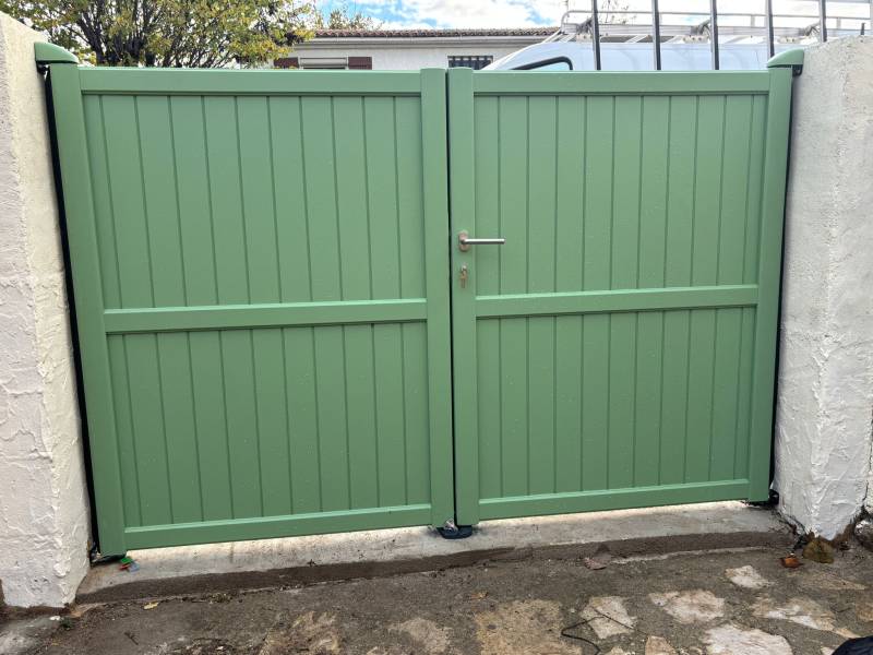 portail battant aluminium plein sur mesure saint martin de crau
