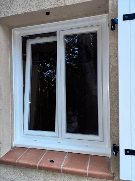 Installation de fenêtres en PVC blanc en rénovation à Coudoux par KCM Menuiserie
