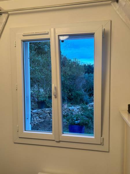 Fenêtre PVC blanc avec système oscillo-battant pour aération sécurisée à Coudoux