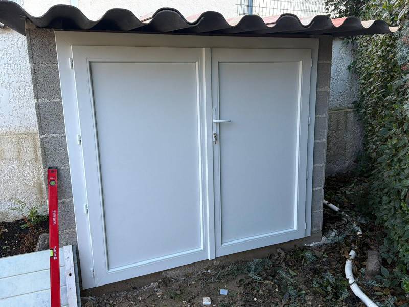 Installation d'une porte de service PVC pour local piscine à Ventabren