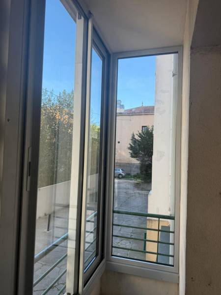Fermeture de balcon à Aix-en-Provence : Gagnez une pièce de vie isolée