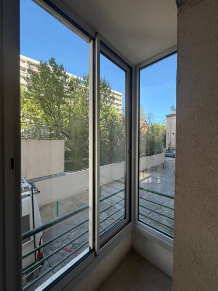 Fermeture de balcon à Aix-en-Provence : Gagnez une pièce de vie isolée