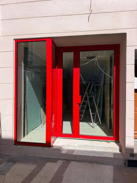 Rénovation de devanture de restaurant à Martigues : L'aluminium Rouge RAL 3020