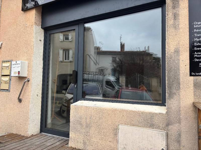 Devanture de magasin à Lançon-de-Provence en aluminium gris 7016 avec porte PMR et vitrage sécurisé, pour un design moderne et une sécurité optimale